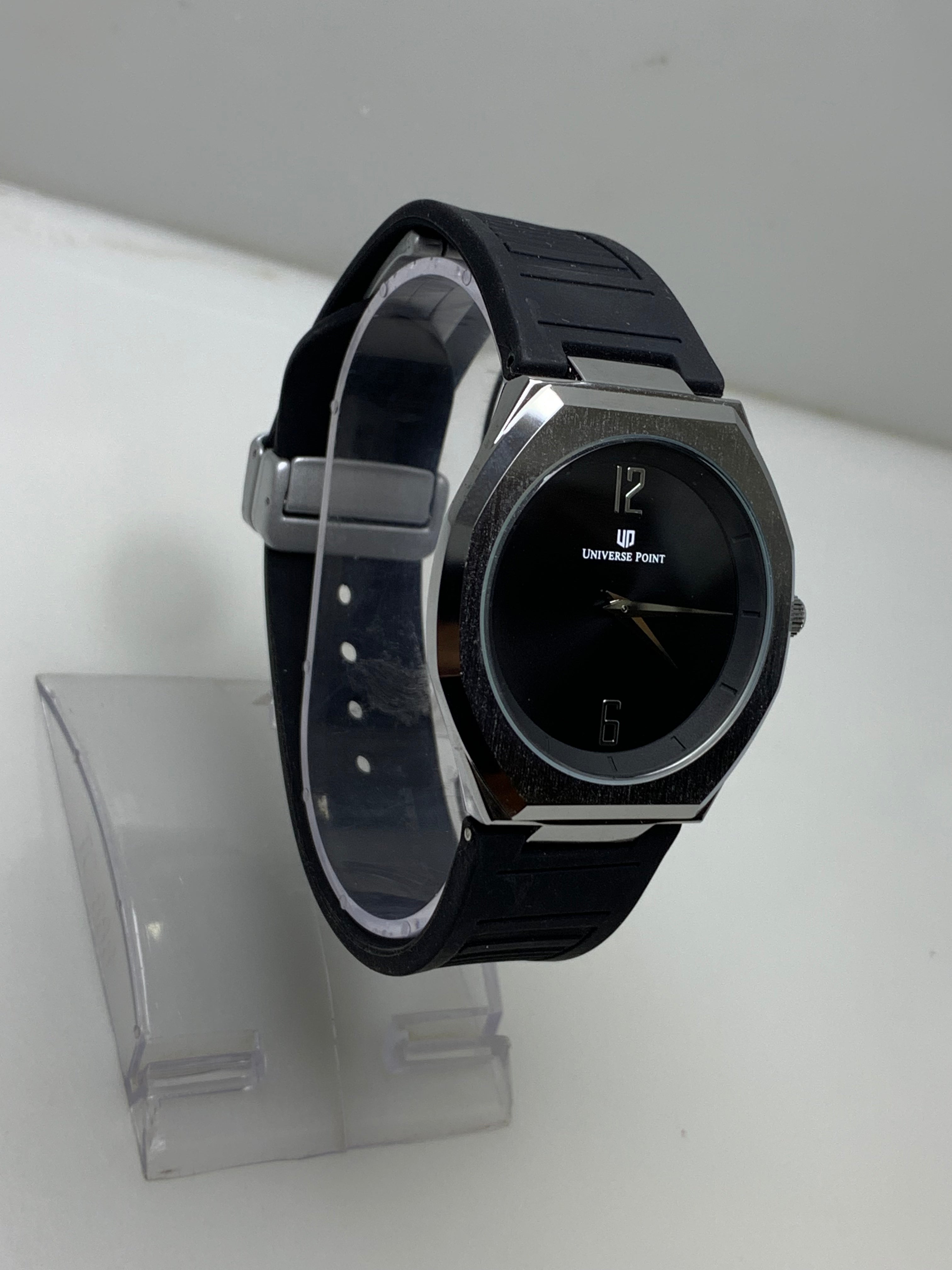 Universal Point – All Black